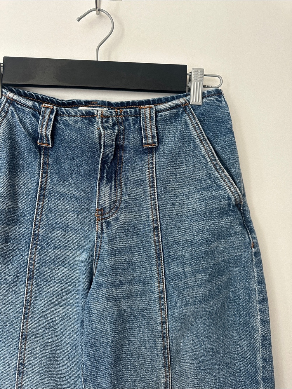 Future Collective Light Wash Barrel Leg Jeans – Women’s Size 4 - Picture 3 of 8